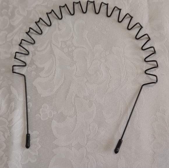 Set Of Headbands, Makeup Brushes And Eyebrow Shaping Template - Picture 8 of 13